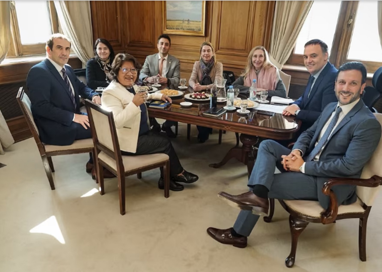 En búsqueda de apoyo, Manuel Adorni recibió a senadores libertarios junto a Karina Milei: Patricia Bullrich no fue y crece la inte