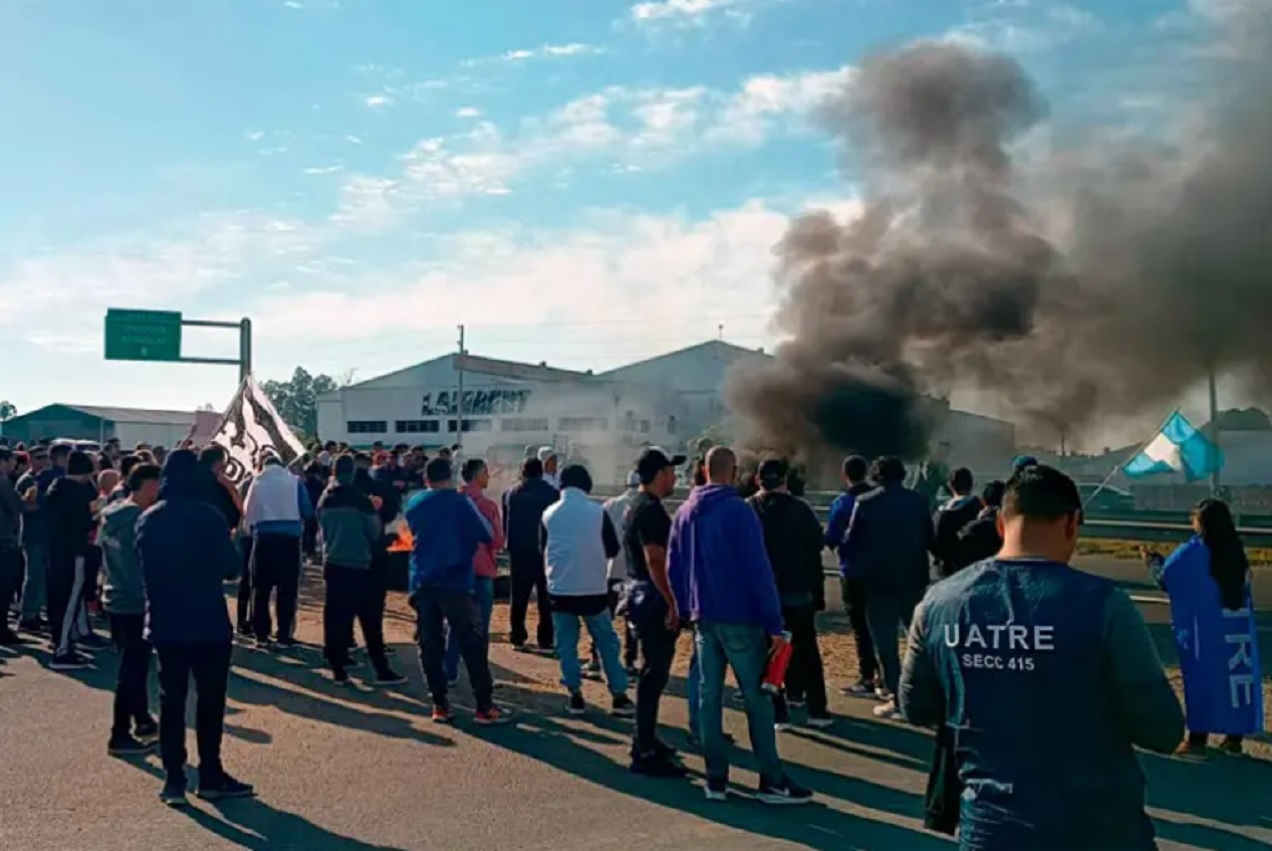 Trabajadores de Granja Tres Arroyos vuelven a manifestarse por salarios adeudados