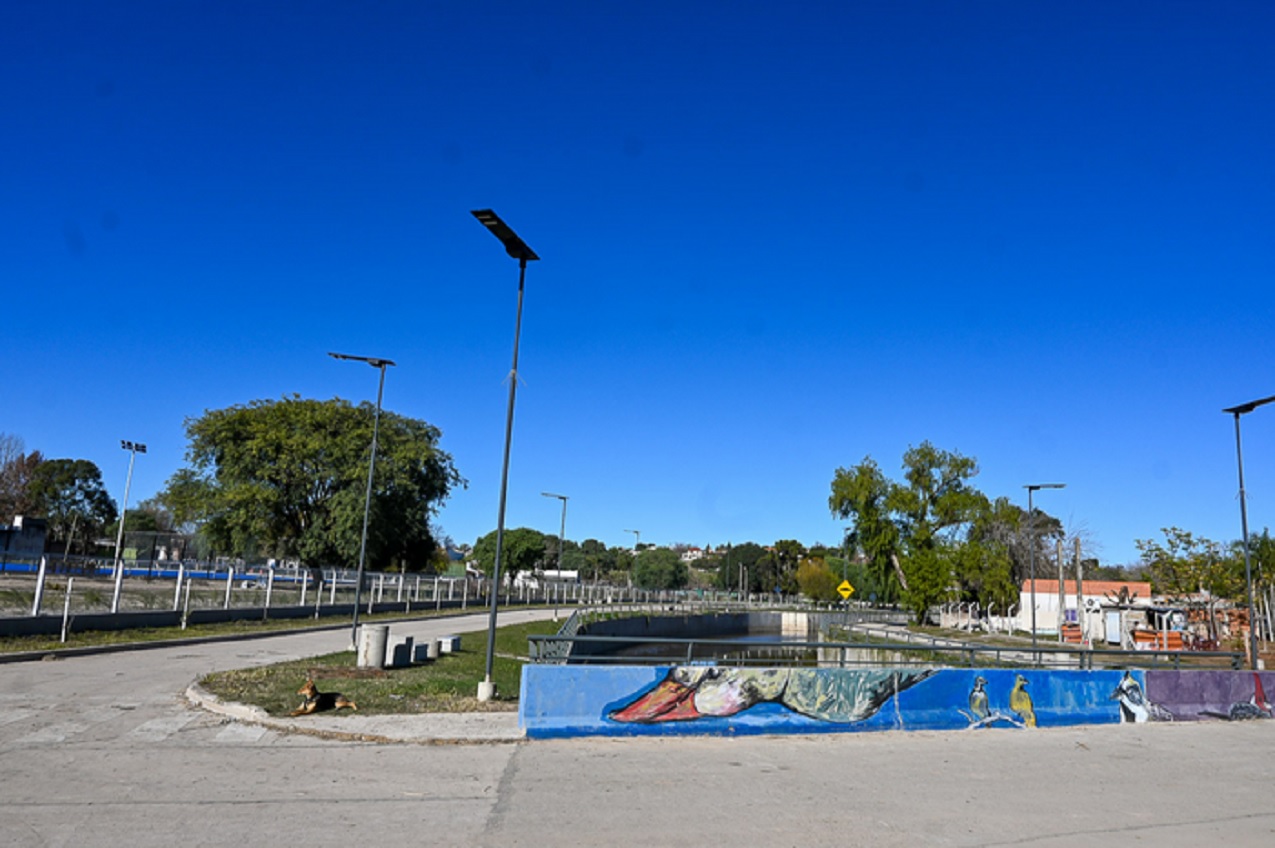 Avanza la obra de vinculación e integración sociourbana como complemento al saneamiento del Arroyo Las Viejas