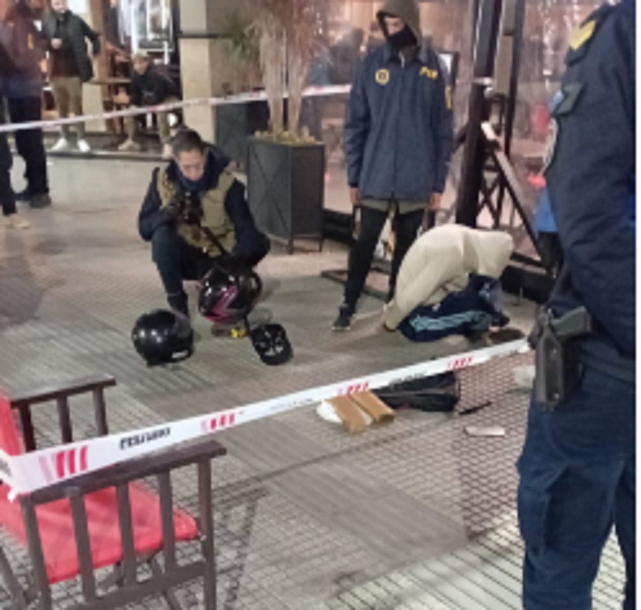 Dos repartidores fueron detenidos con paquetes con drogas frente a bar céntrico