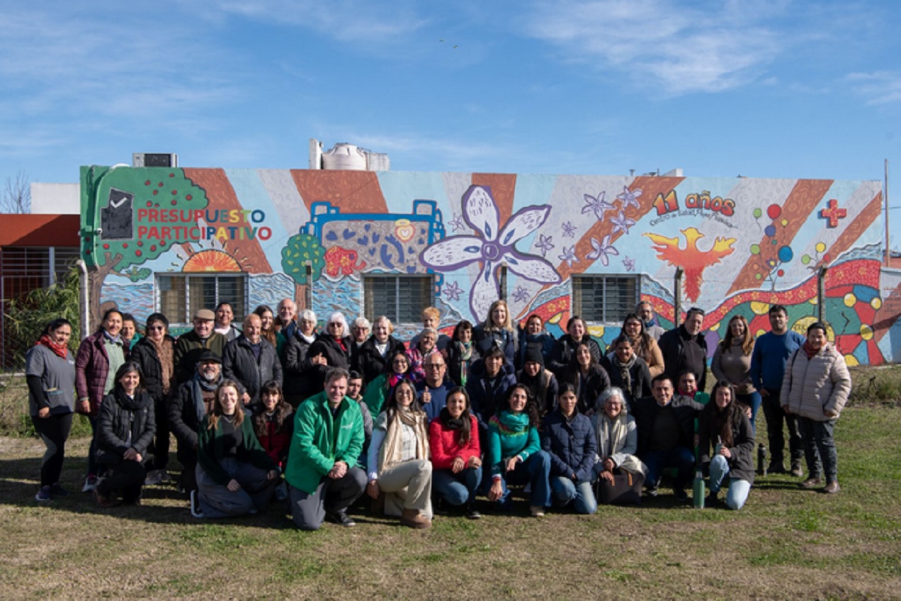 En el CAPS Papa Francisco, adultos mayores y jóvenes presentaron mural participativo