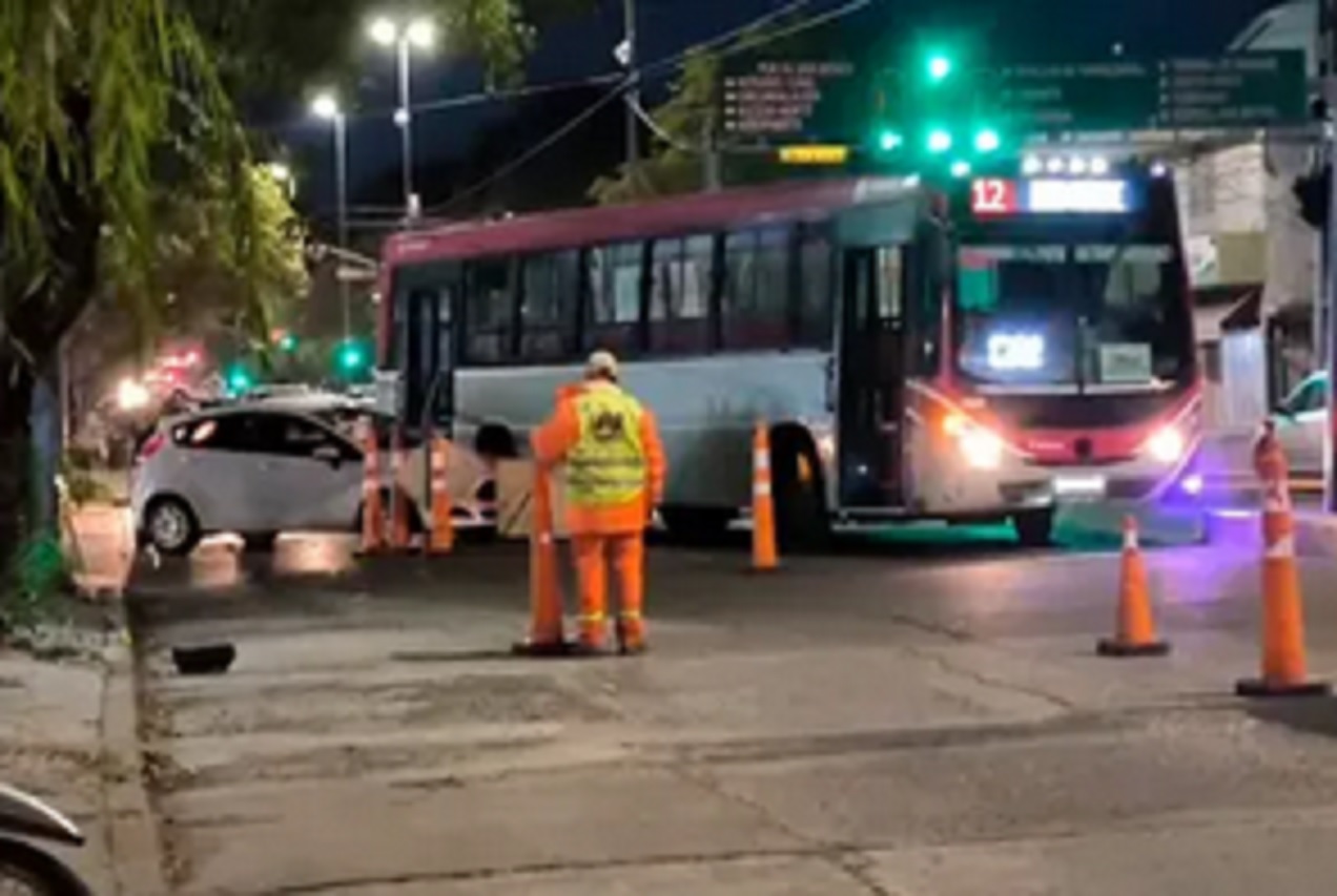 Choque entre colectivo y auto en Avenida Ramírez