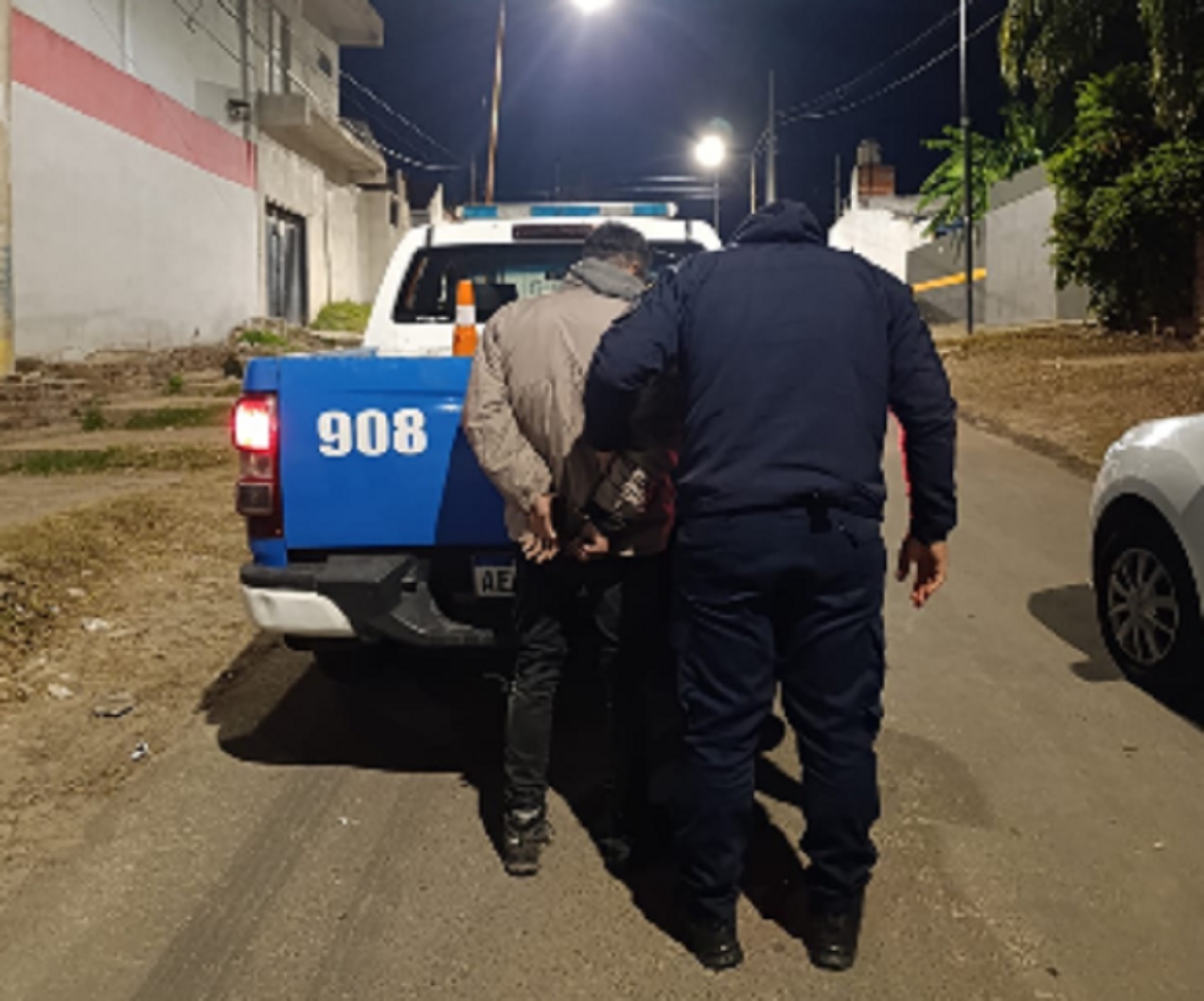 Demoraron a hombre que circulaba en la madrugada con diversos elementos