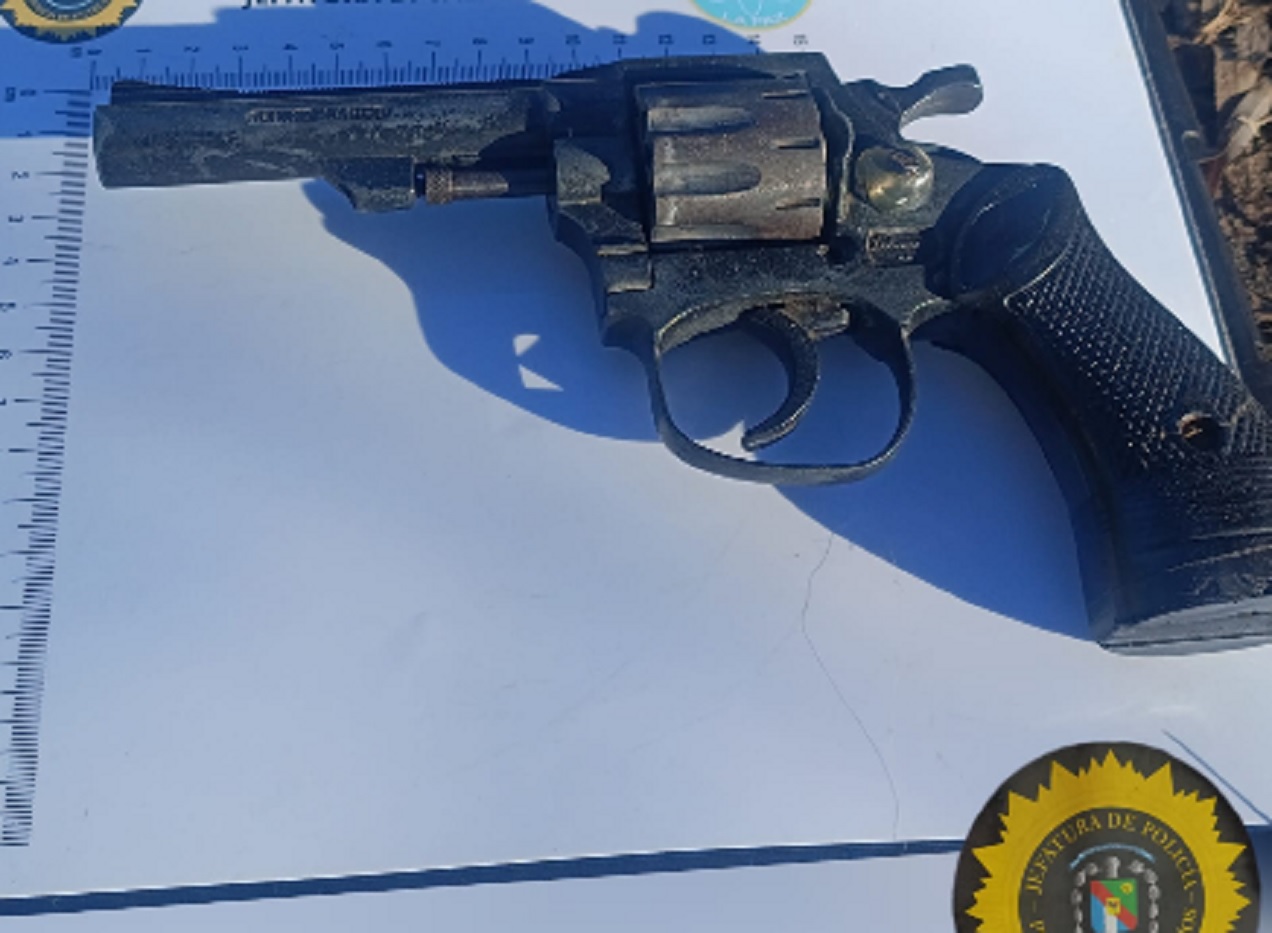 Resistencia a la autoridad y abuso de arma contra personal policial
