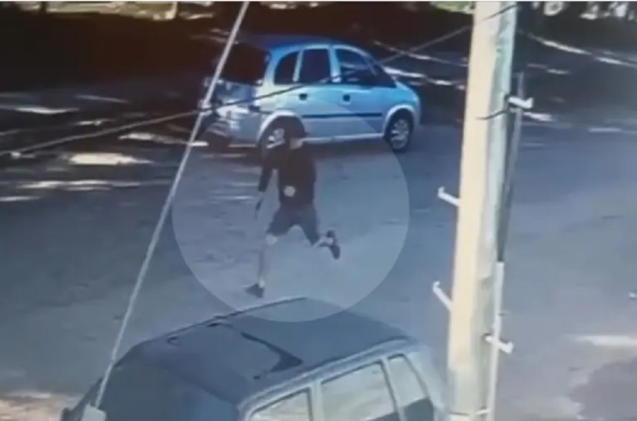 Schmunk: Sacó un arma de entre sus prendas y empezó a efectuar disparos hacia el personal policial