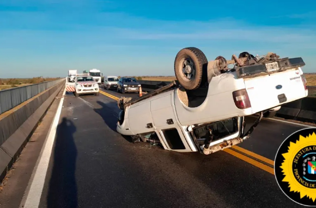 Camioneta perdió una rueda y volcó sobre el puente Victoria-Rosario