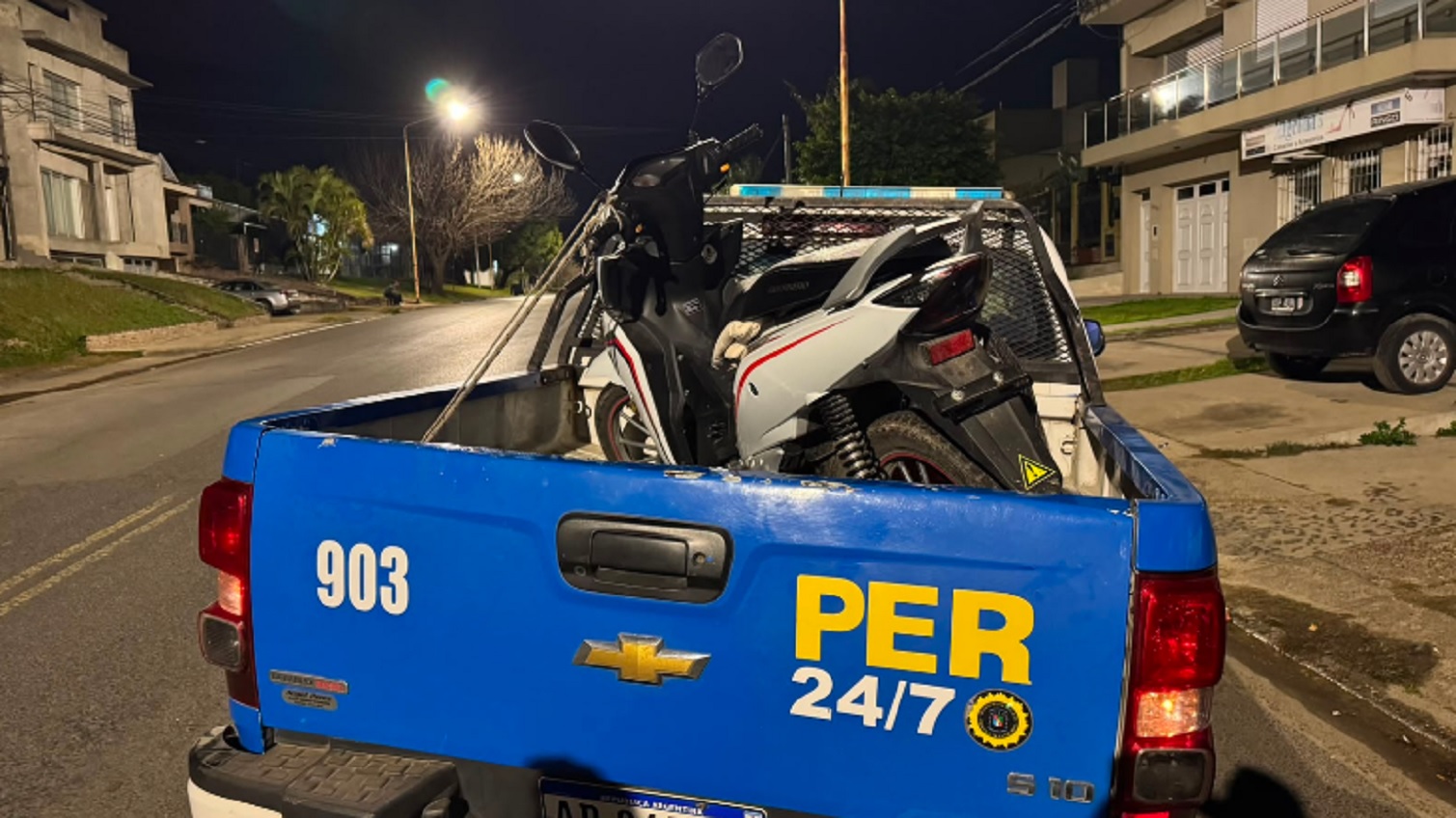 Circulaba en moto sin patente y cruzó semáforo en rojo