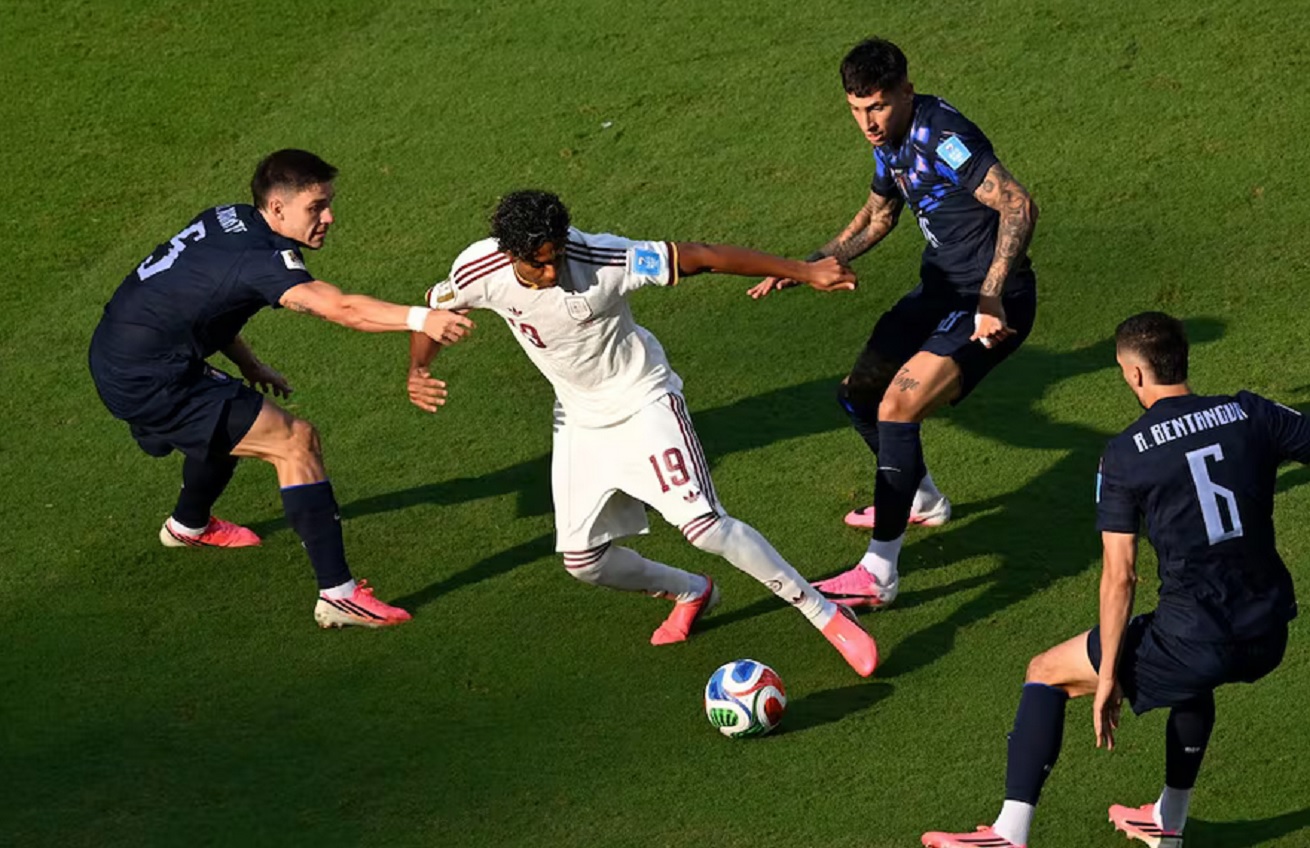 España derrotó 1-0 a Uruguay