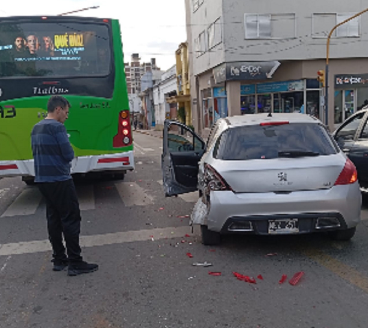 Colectivo y auto chocaron el Gualeguaychú y Belgrano