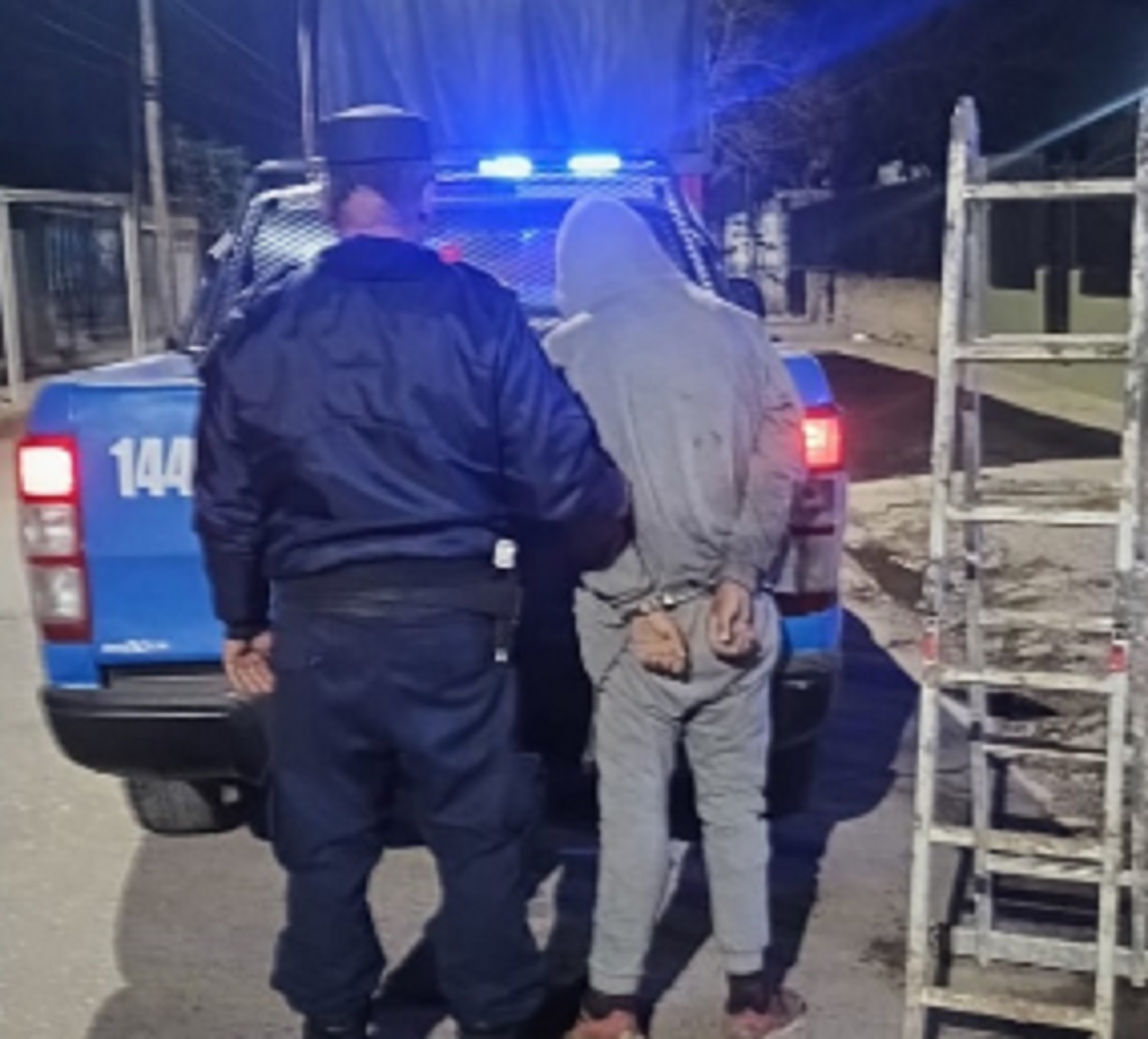 Sustrajo una escalera plegable del patio de una vivienda y fue detenido