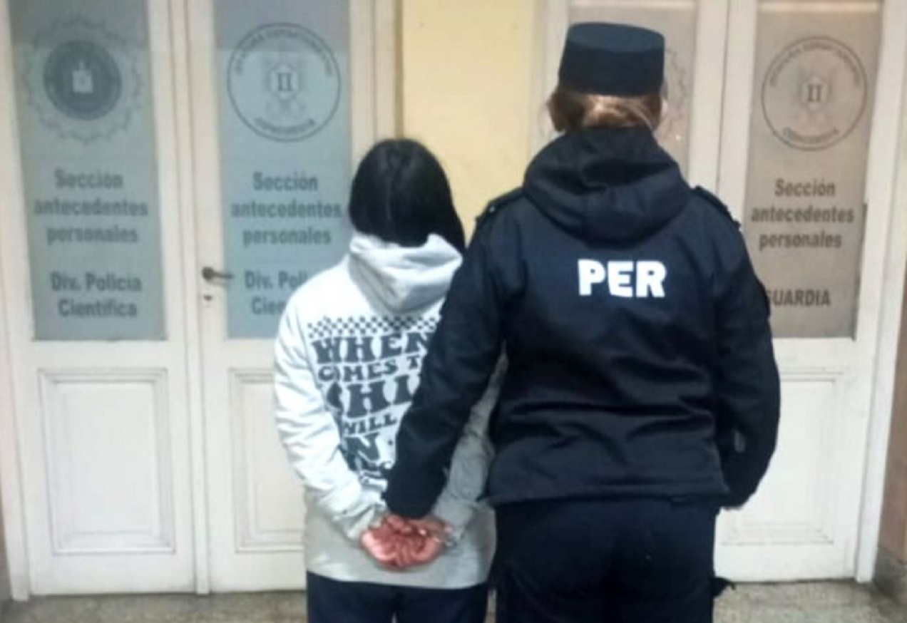 Arrojó una media al ver a la Policía: hallaron 30 dosis de cocaína y terminó detenida