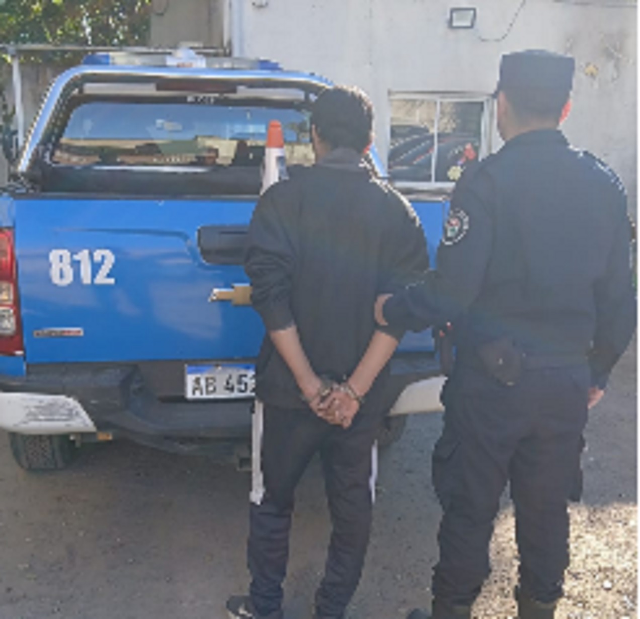 Denunció a su hermano por violar restricción de acercamiento