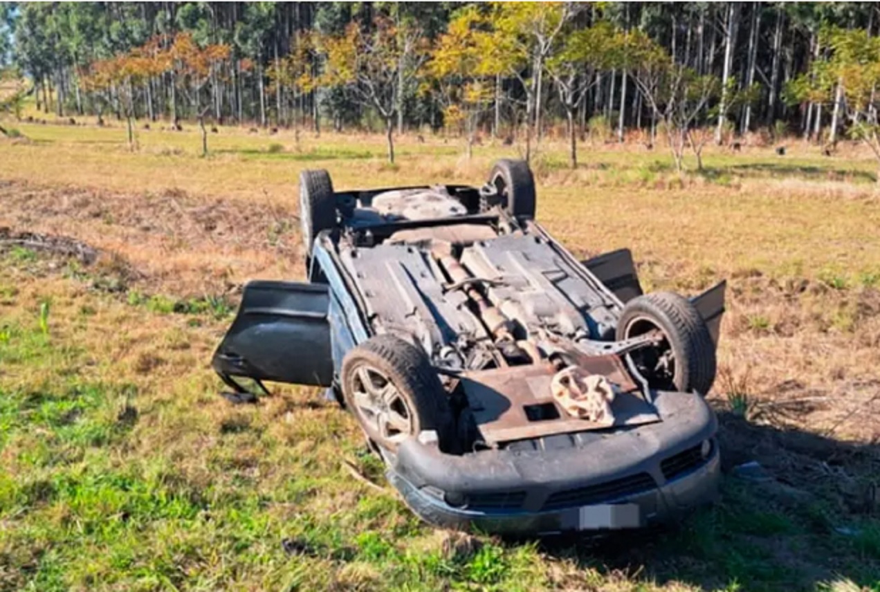 Se distrajo con el celular, despistó y volcó su auto en la Ruta 14