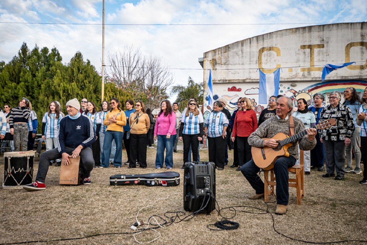 El Coro de la Ciudad llevó su espectáculo musical al CIC II Este