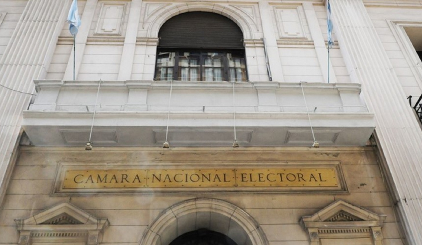 Revés judicial para el Gobierno: declaran nulo el DNU que pasaba el trámite de ciudadanía a Migraciones