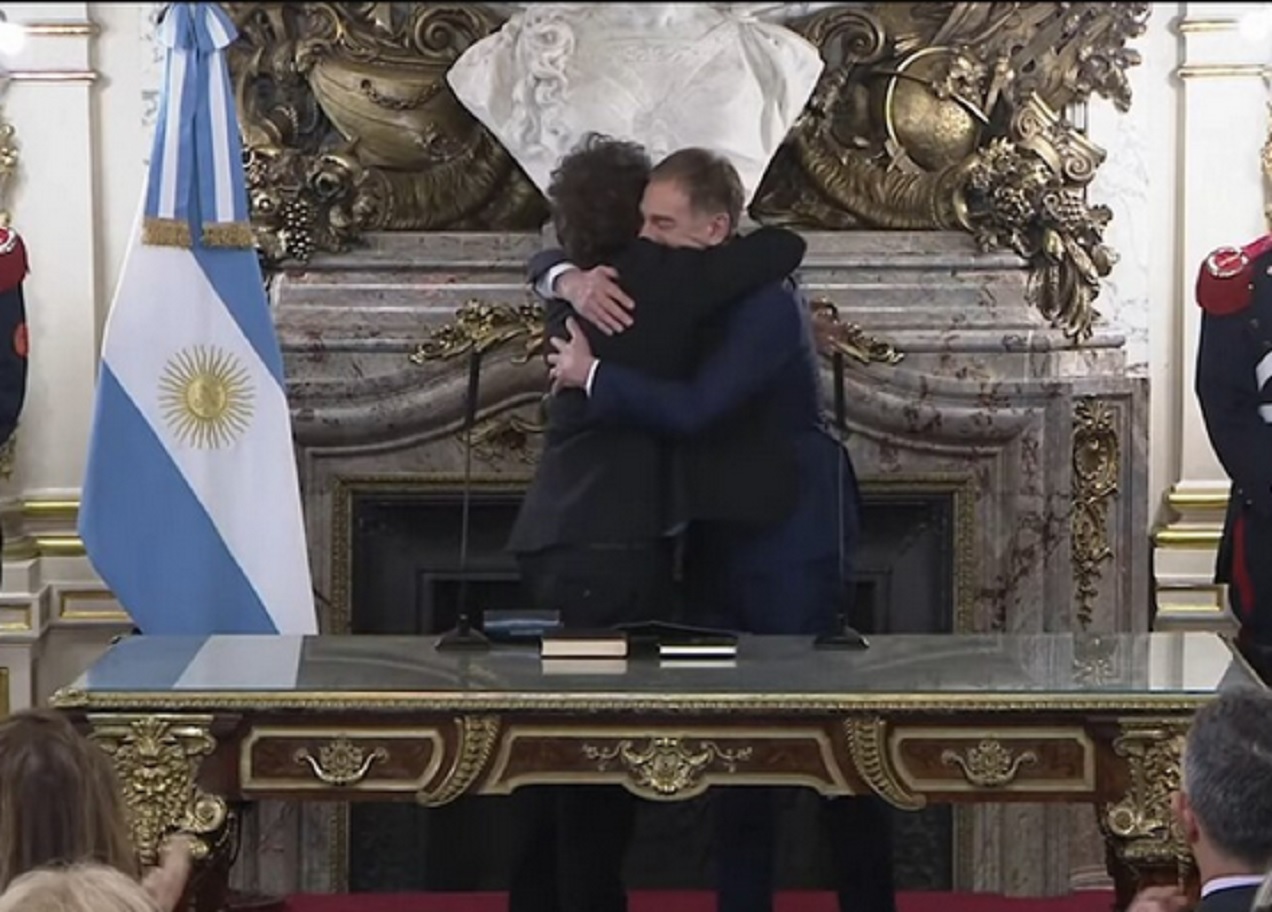 Con Adorni a su lado, Santilli juró como jefe de Gabinete