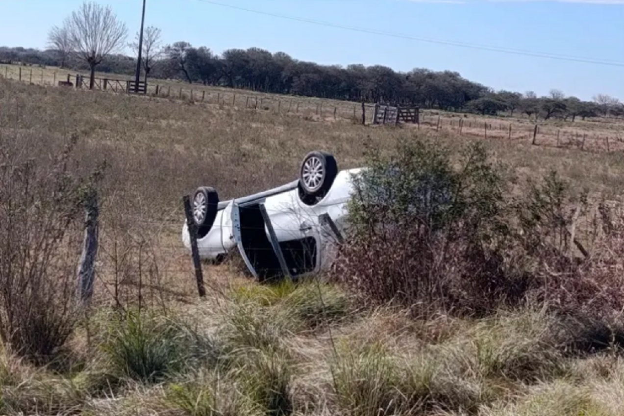 Hospitalizaron a cuatro cadetes de la Policía que volcaron en un auto en Ruta 18