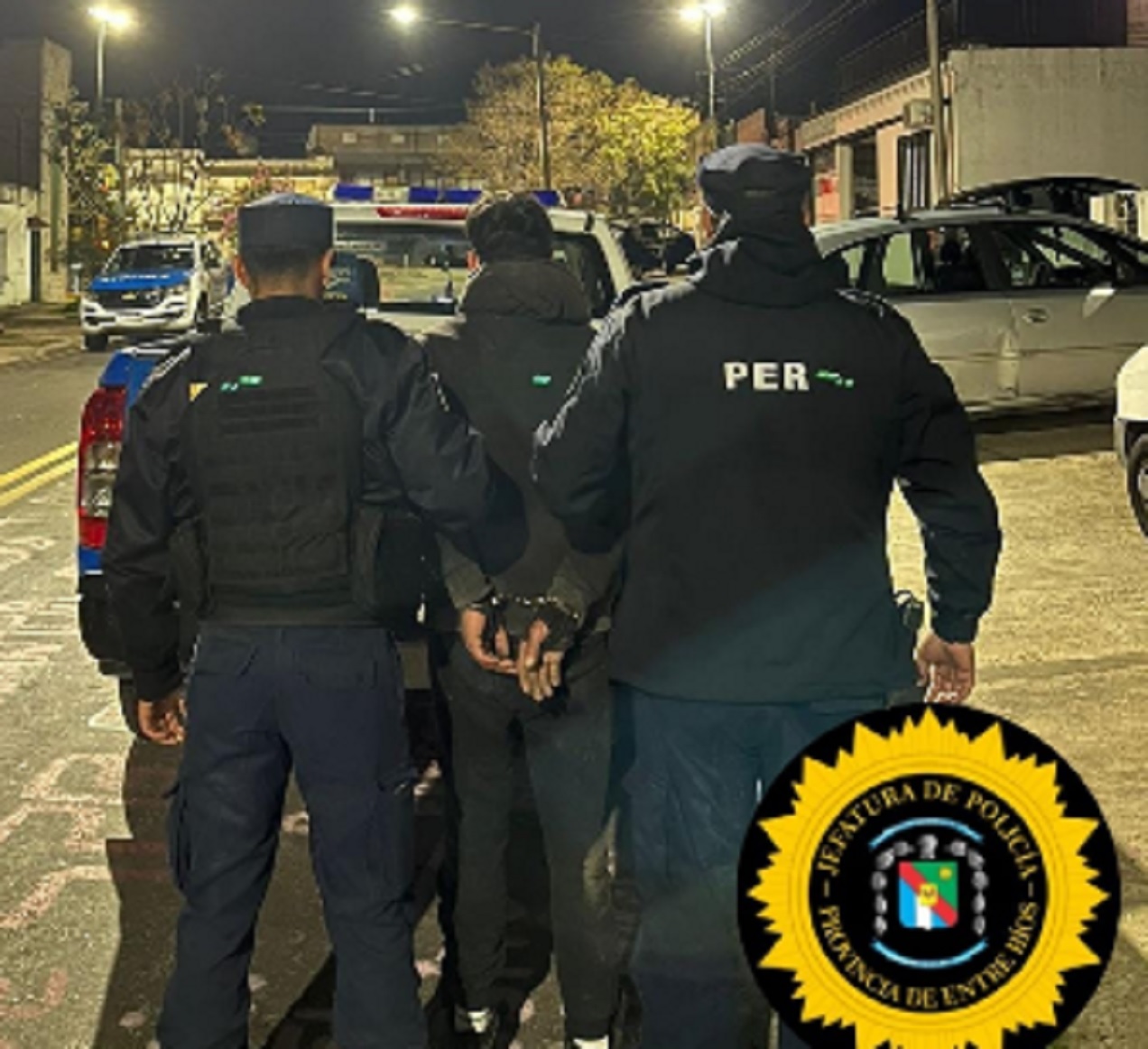 Observaron a un hombre sobre el techo de un local comercial y lo detuvieron