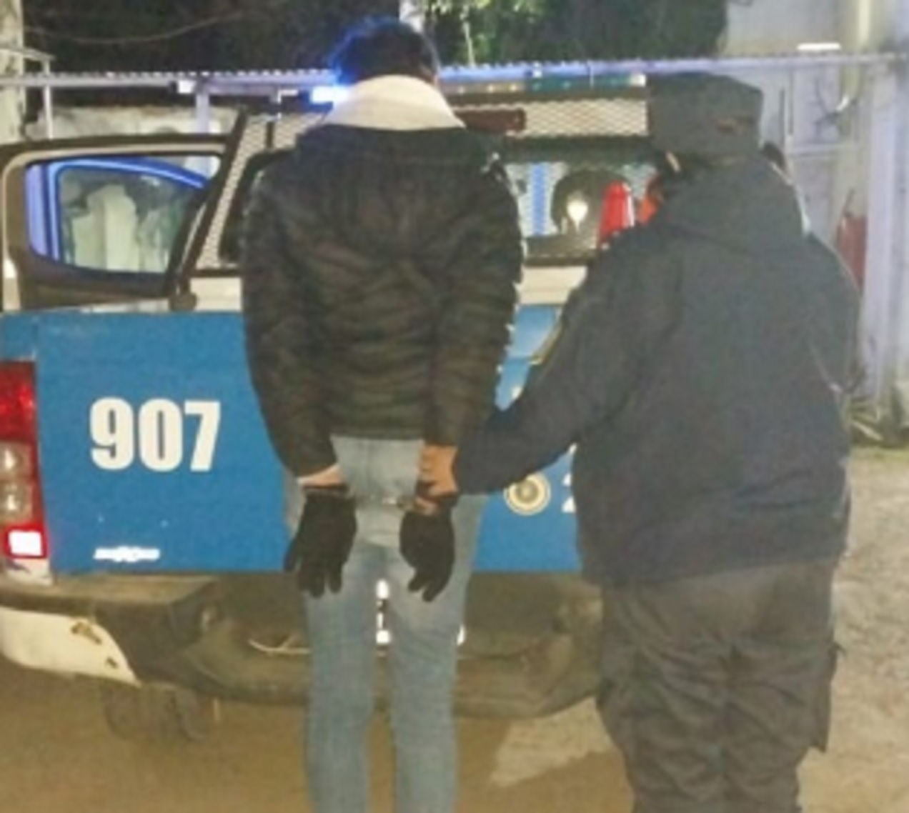 San Benito: mujer arrojó piedras contra ventanas de una vivienda y golpeó un automóvil