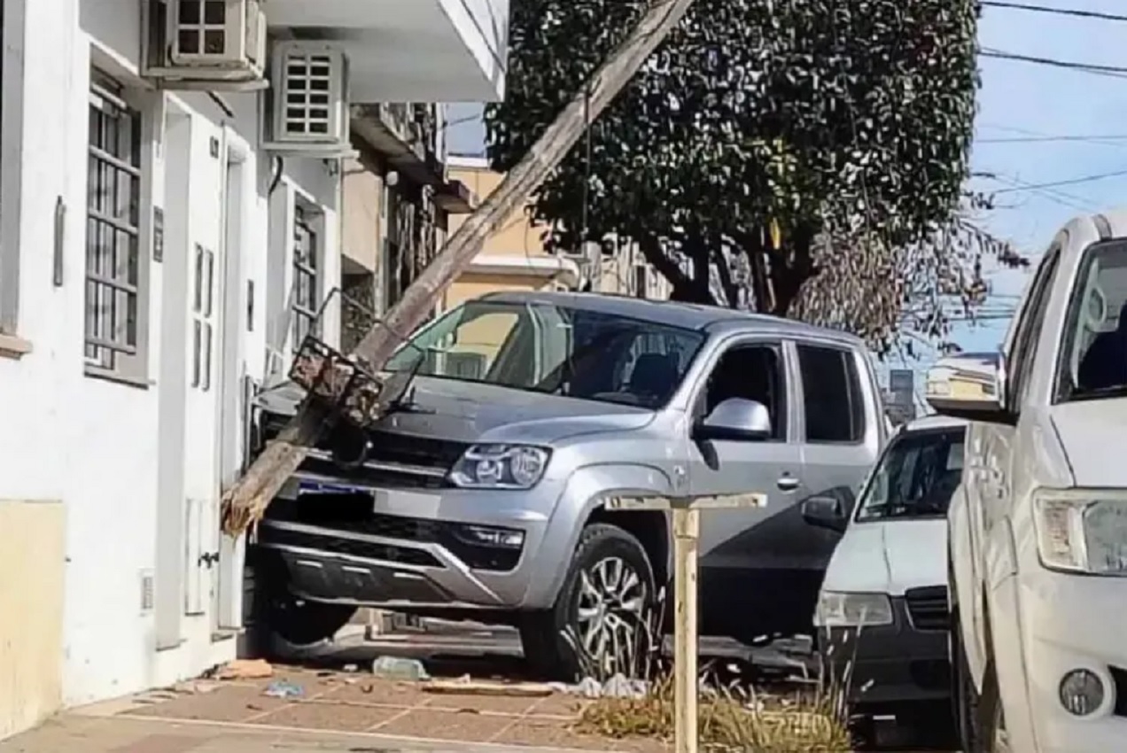Perdió el control de la camioneta y se incrustó contra una vivienda