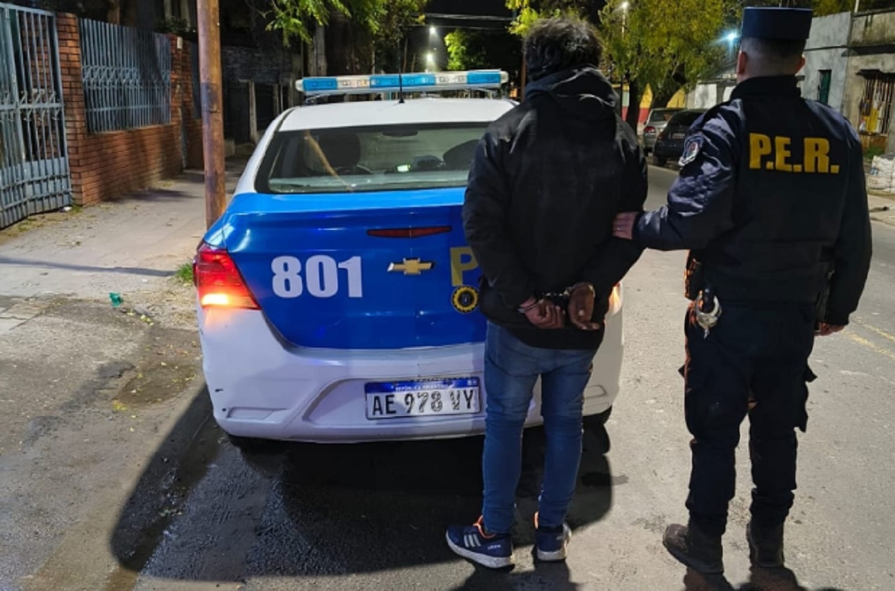 Policía de facción detuvo a un hombre que intentaba sustraer una frazada y un poncho del interior de una vivienda