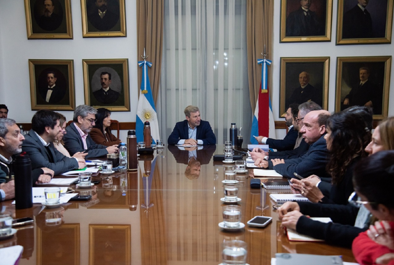 Obras clave en el Palacio San José y el hospital de La Baxada fueron abordadas en la reunión de gabinete