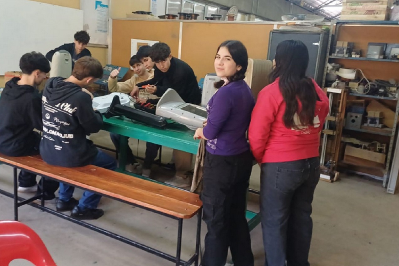 Estudiantes de la EET N° 1 Etchebarne de Villaguay reparan estufas y las entregan a jardines y escuelas