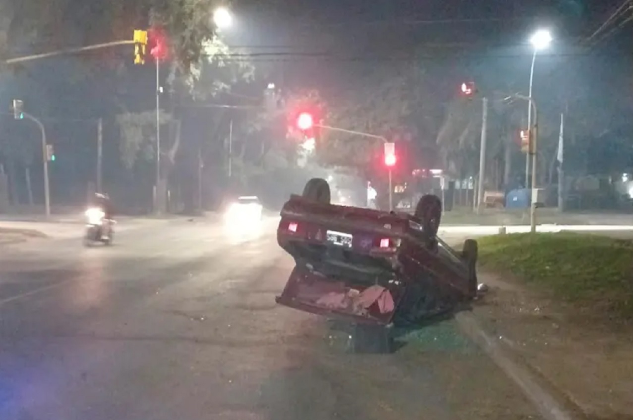 Volcó un auto tras presunta falla mecánica en transitada avenida