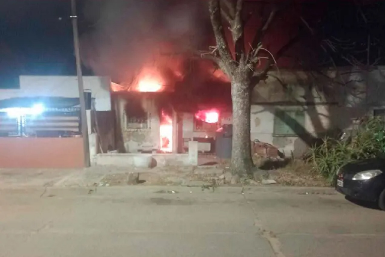 Un hombre se descompensó y murió tras ver su casa consumida por incendio