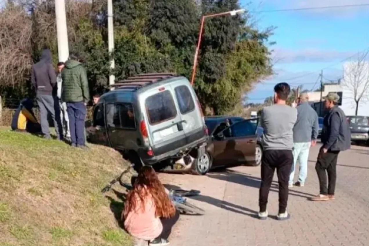 Un utilitario quedó sobre el capot de un auto tras fuerte choque