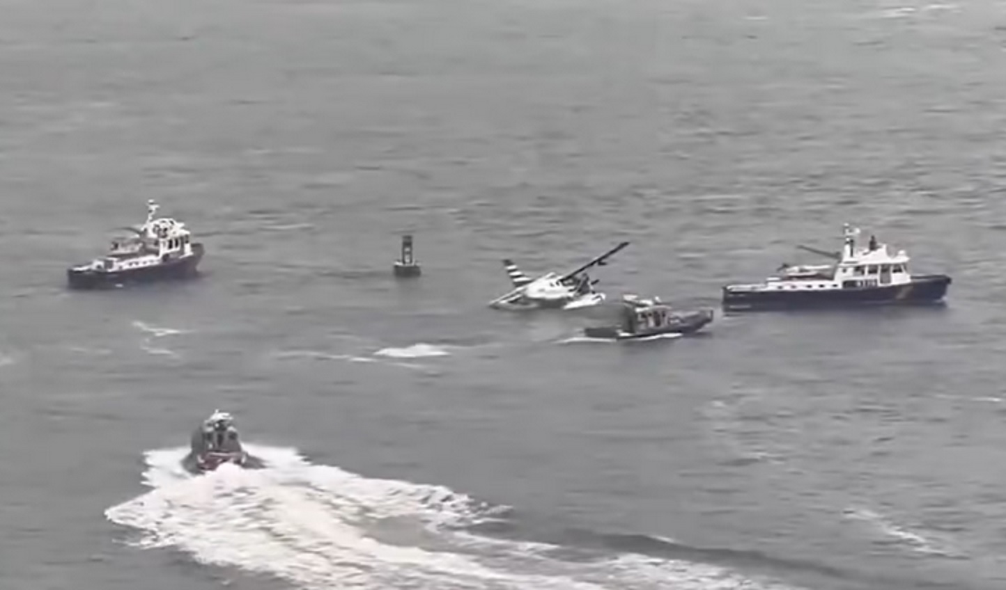 Una avioneta cayó en el East River de Nueva York durante un aterrizaje de emergencia
