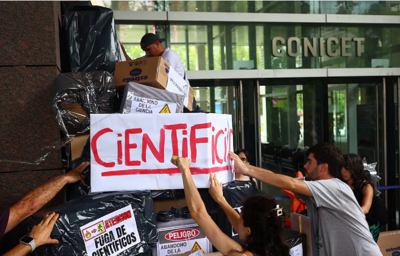 La única salida que el laberinto de Milei les propone a los jóvenes investigadores