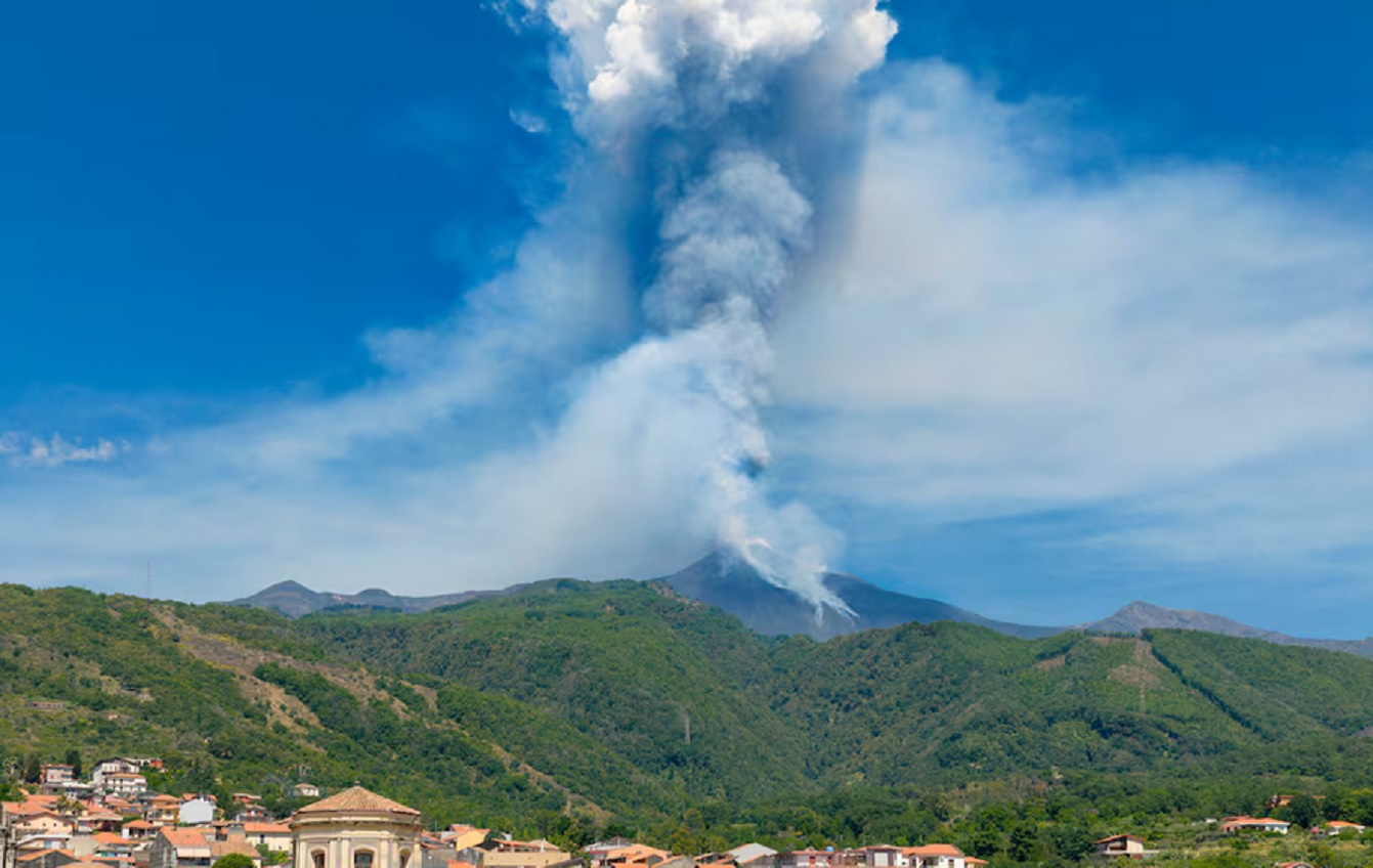 El volcán Etna entró en actividad eruptiva