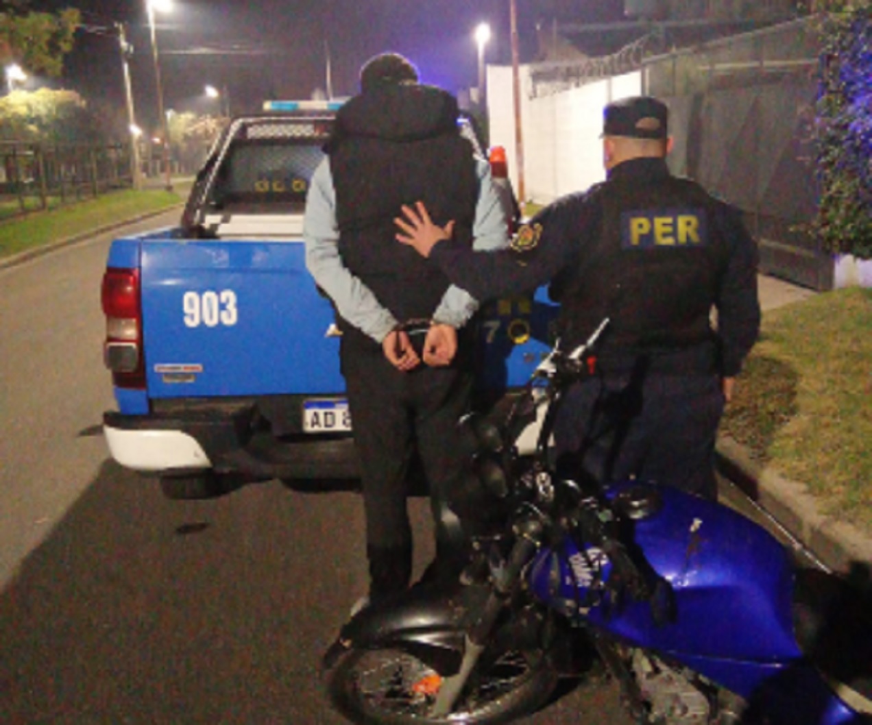 Detuvieron a un hombre que llevaba una moto a tiro