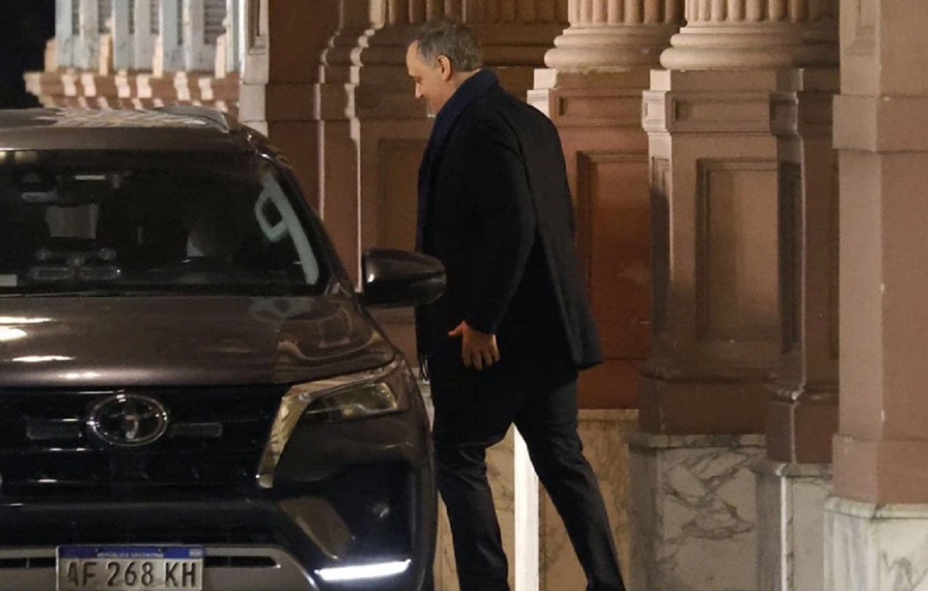 Denuncian que Adorni mantiene la custodia y un vehículo oficial