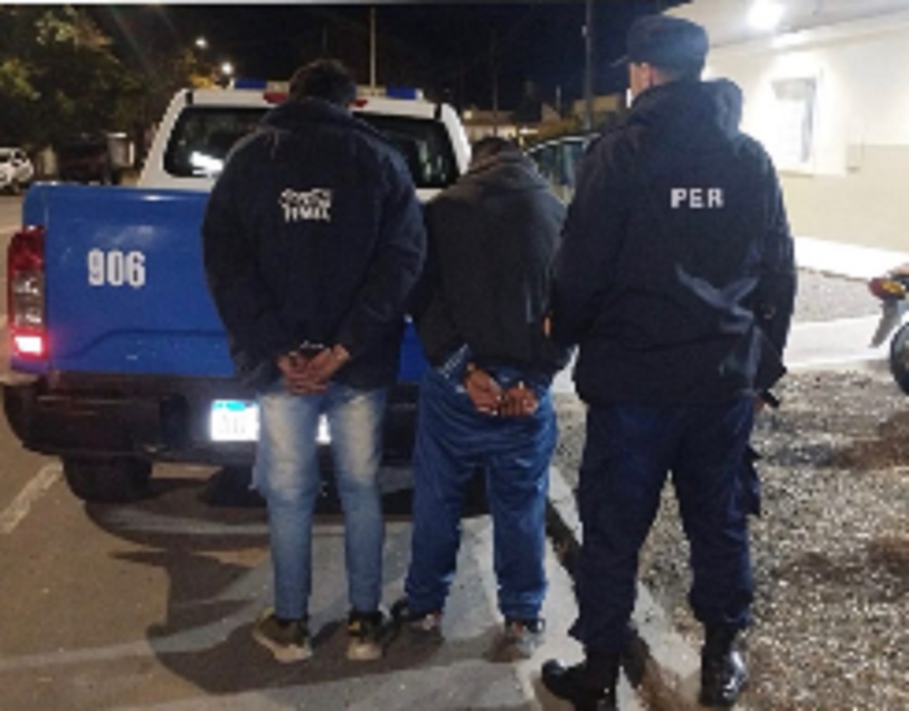 Robaron del frente de una vivienda dos banderas argentinas y fueron detenidos