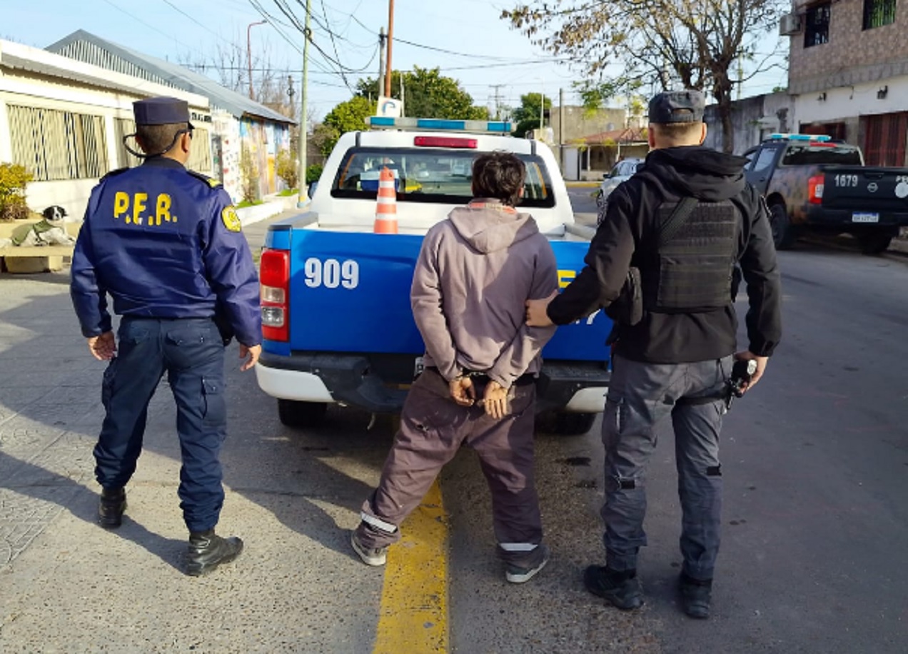Cortaba cables subterráneos en una vivienda y fue detenido