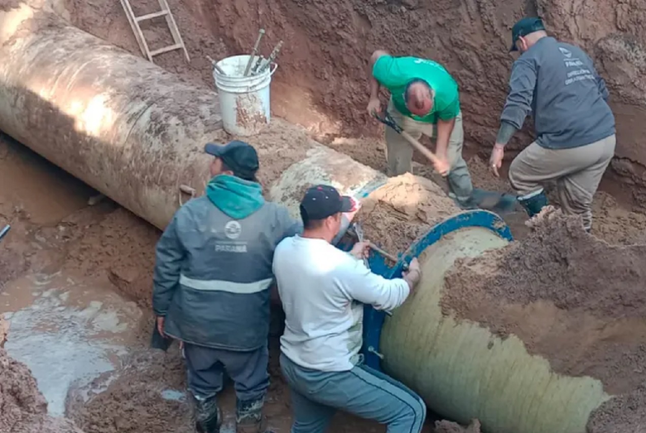 Sigue la reparación de caño maestro y hay restricción en el servicio de agua en la zona este de Paraná