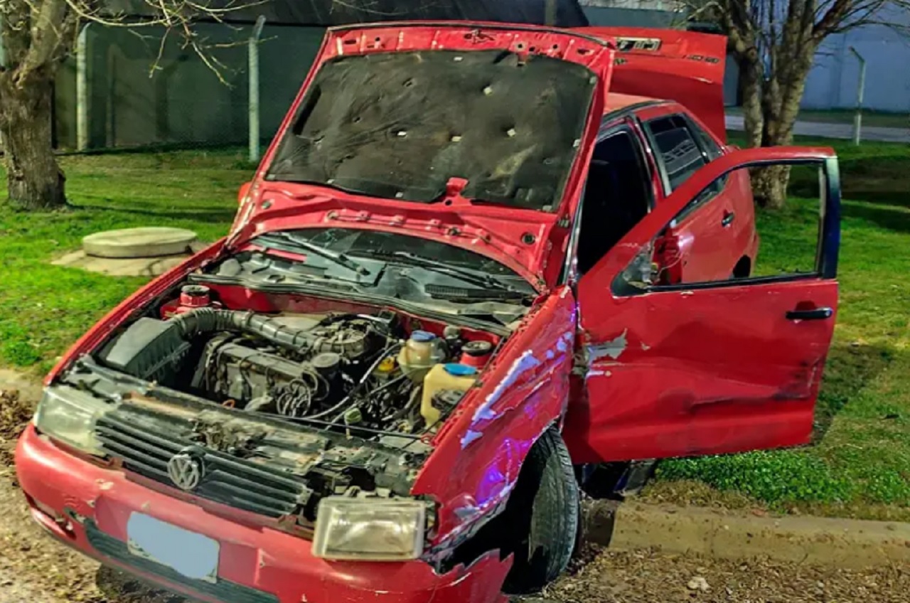 Robó un auto, chocó contra un camión y escapó a pie tras abandonar el vehículo