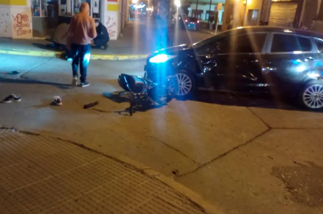 Dos adolescentes sufrieron graves fracturas tras choque entre moto y auto