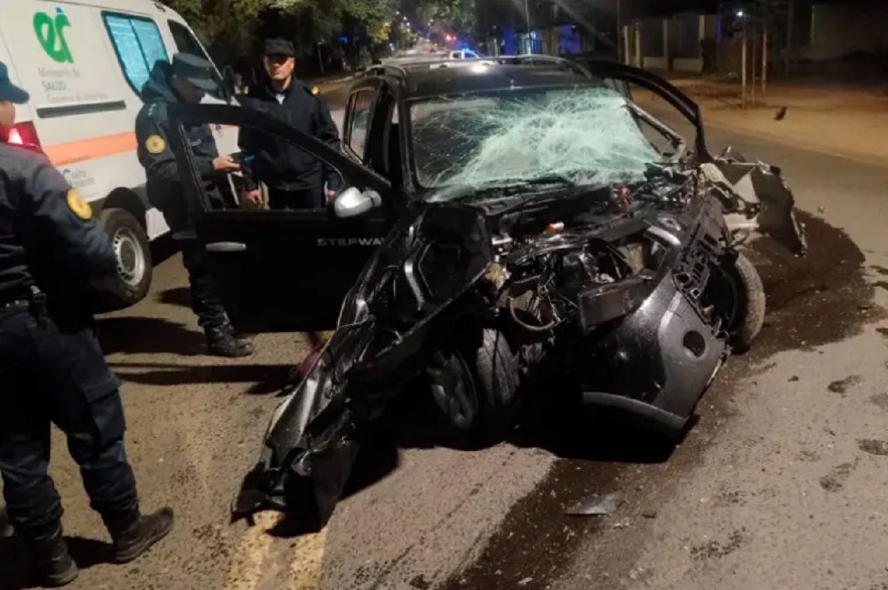 Un joven sufrió gravísimas heridas tras chocar su auto contra un árbol