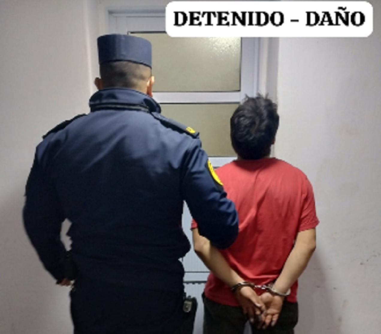 Santa Elena: Rompió parabrisas de un auto y la puerta de una vivienda. Fue detenido