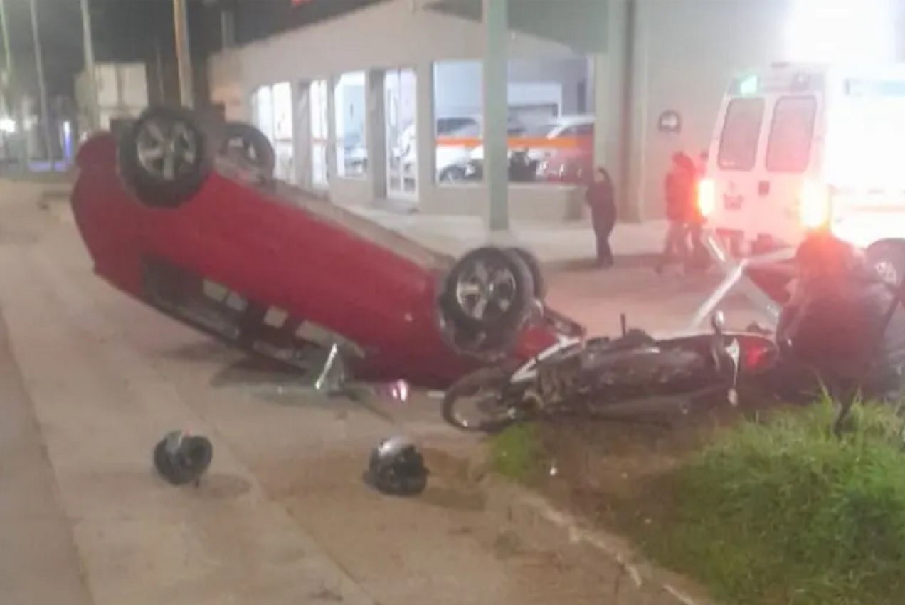 Perdió el control de su auto, chocó contra una moto y dos jóvenes fueron hospitalizadas
