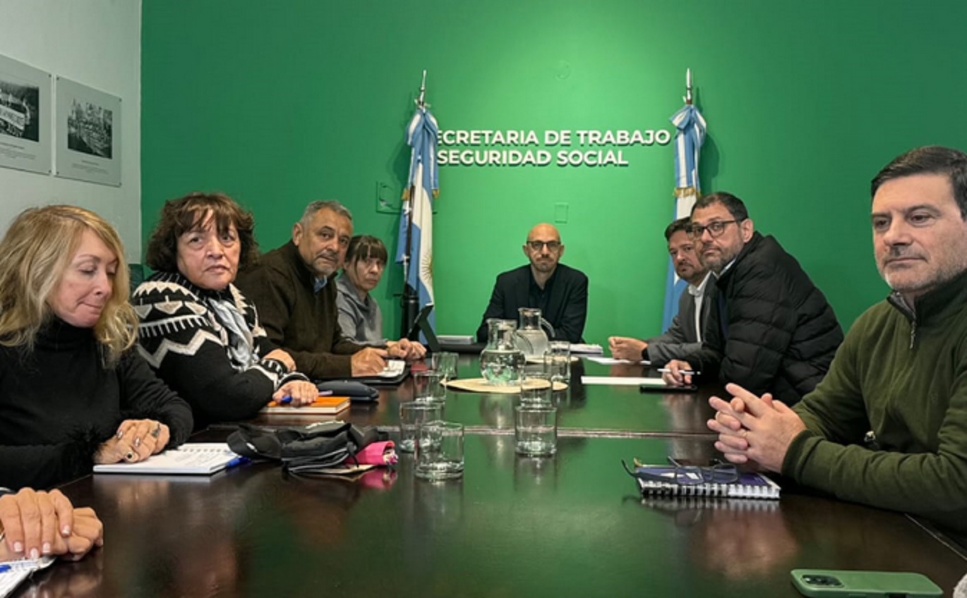 El gobierno mejoró la propuesta a los estatales y anunció que liquidará los haberes de julio con aumento del 3 por ciento