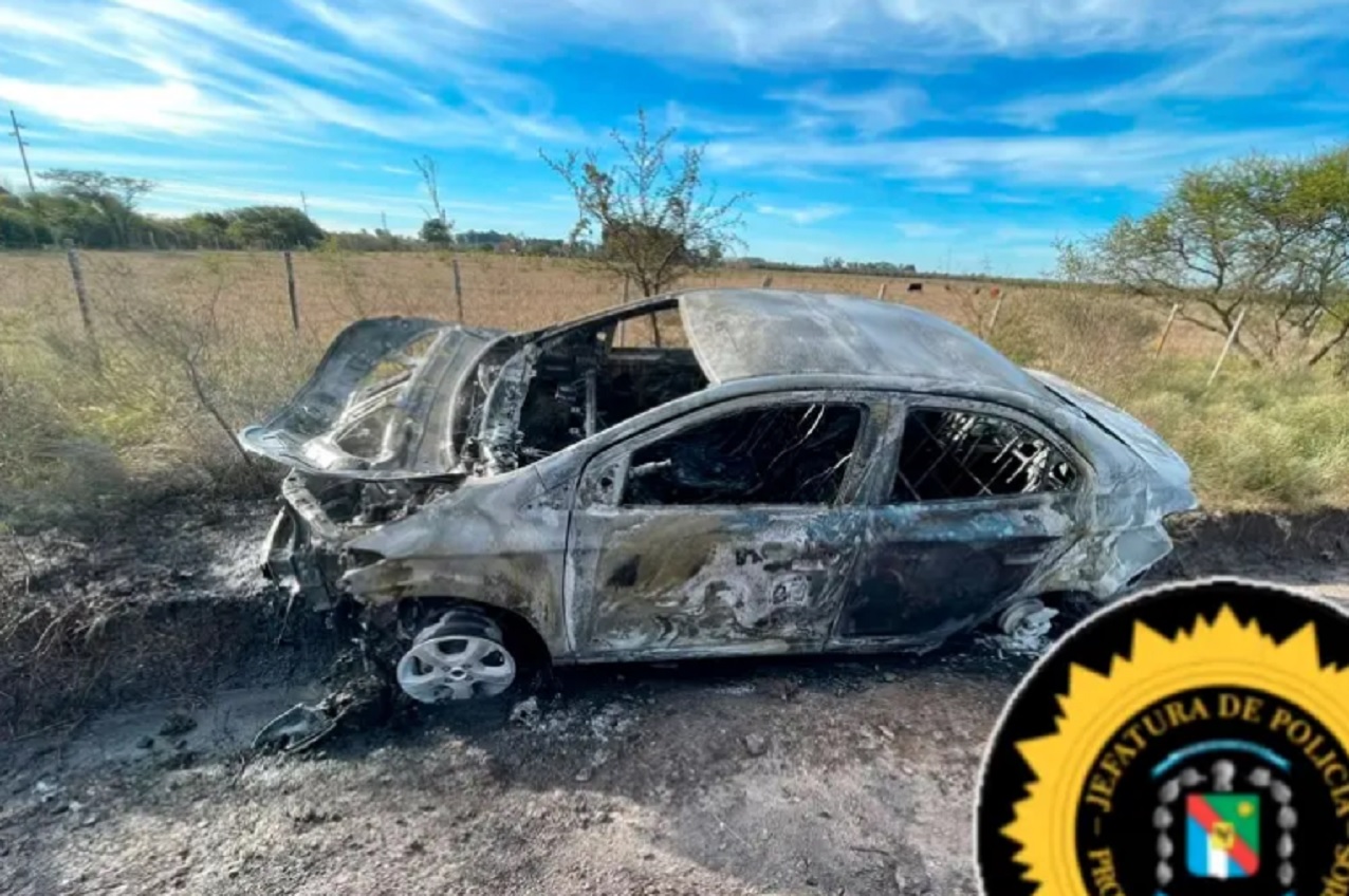 Conductor chocó un montículo de tierra y su auto se incendió por completo