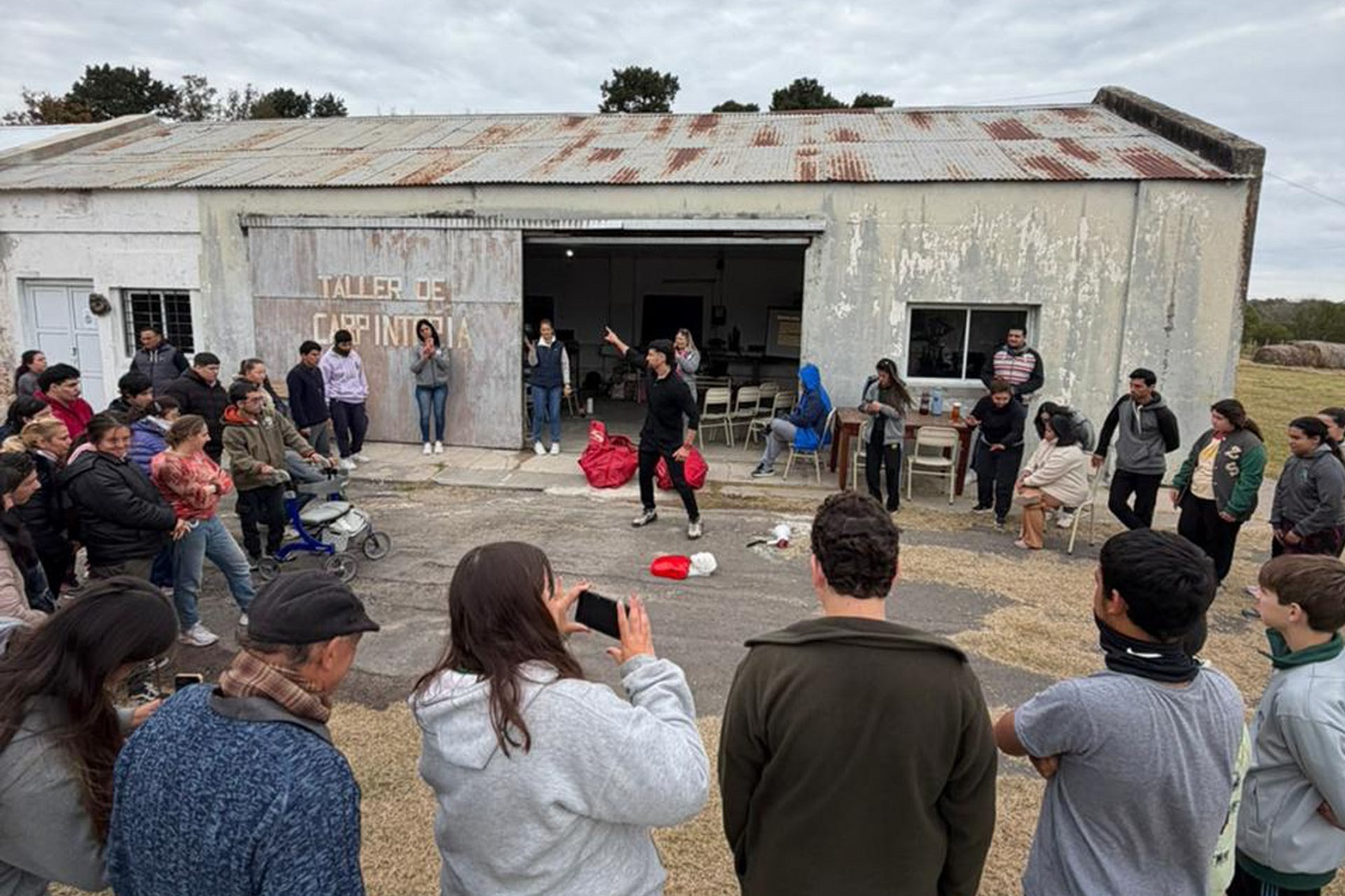 Capacitaron en técnicas de reanimación cardiopulmonar y primeros auxilios a la comunidad de la escuela Zulema Embon