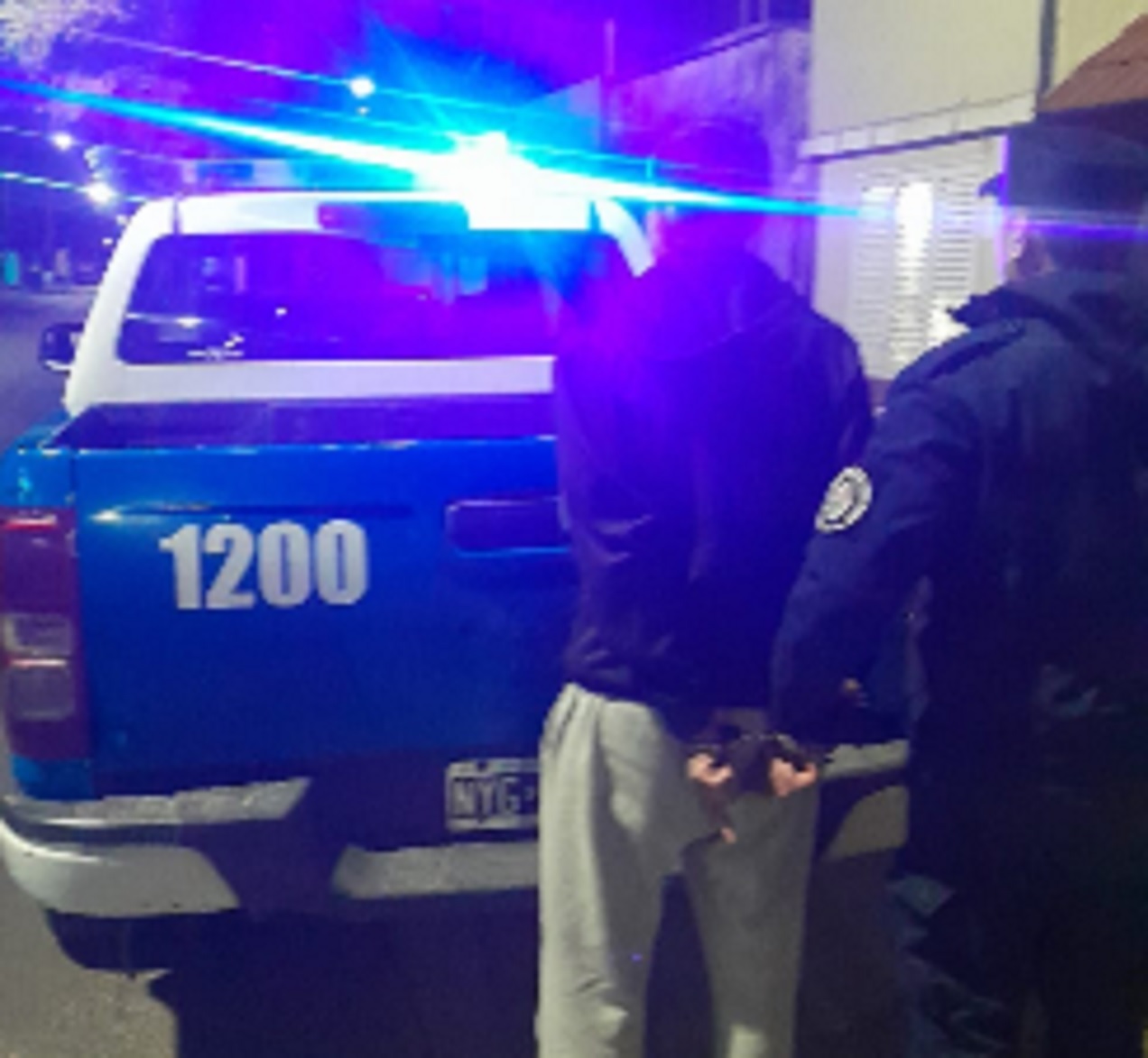 Le robó el casco de una moto a una joven y amenazó con un arma