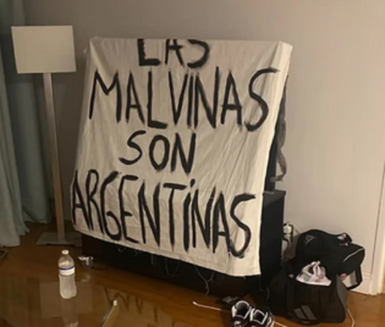 La historia de la bandera de Malvinas que terminó en manos de los jugadores argentinos