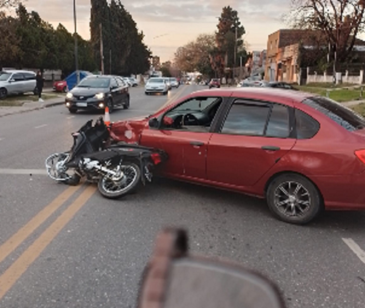 Choque entre moto y auto en Avenida Zanni