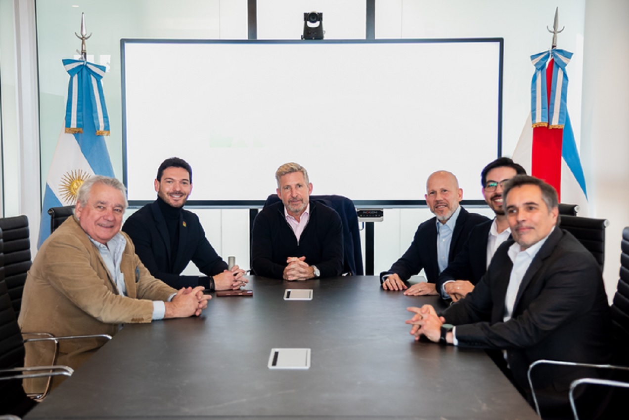 Frigerio firmó un convenio con una empresa tecnológica para llevar la inteligencia artificial al Estado y las pymes